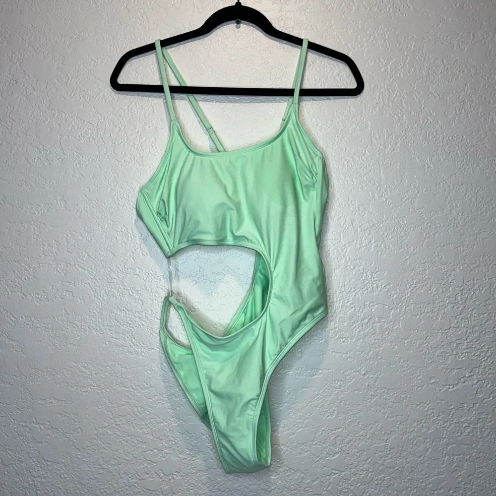 WILD FABLE One-shoulder one-piece swimsuit size medium NEW
